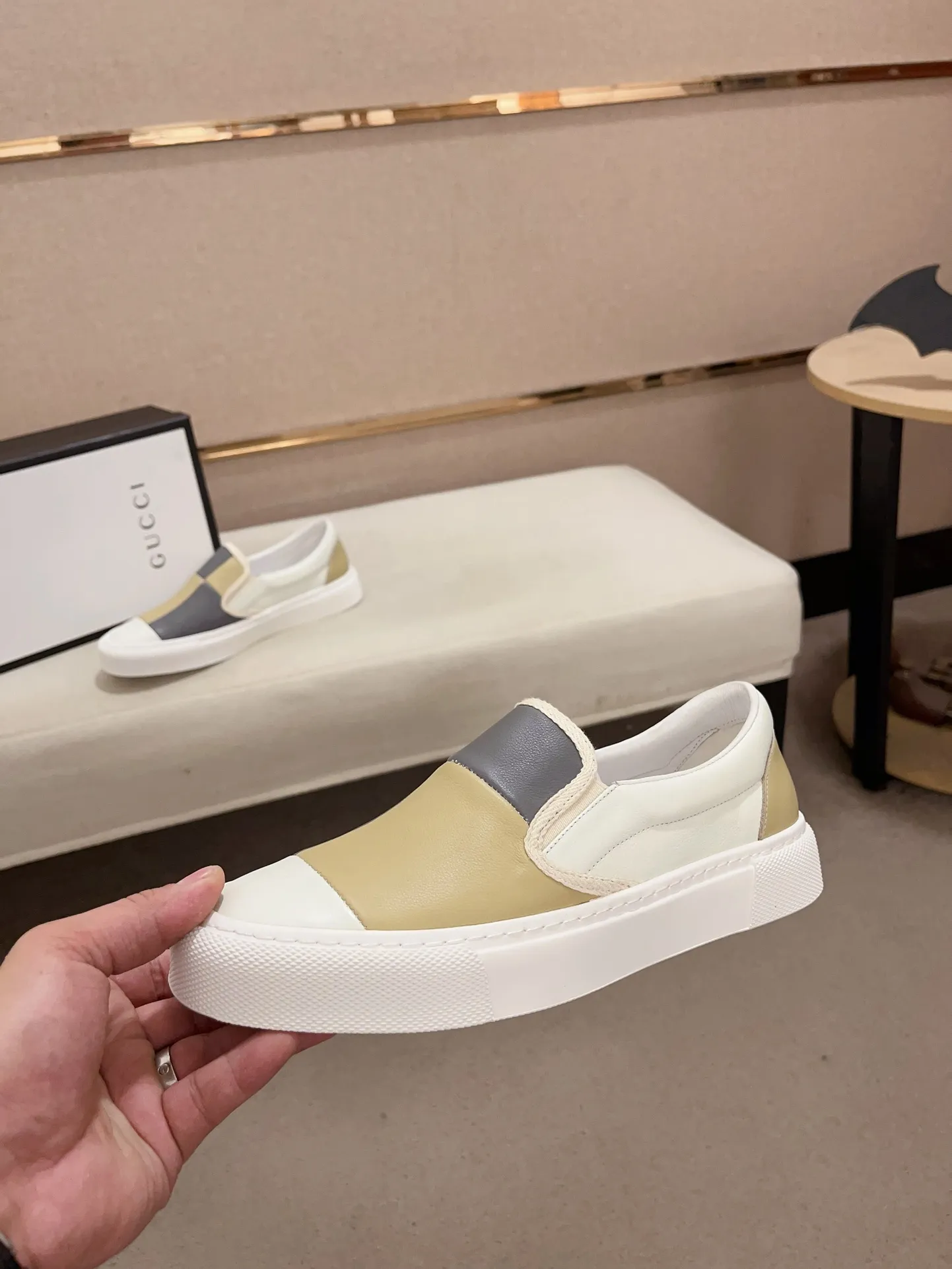 Men's shoes💰 440💰The new GUCCI (Gucci) counters are launched simultaneously. The new men's shoes, 😘fabrics are selected from imported cowhide, and the lining is sheepskin lining. 👍🏿 High-end ☄️ air-cushion molded anti-slip rubber outsole, exquisite lines, simple and elegant, comfortable and high-end for leisure travel. Code number: 38 to 44 (45 can be customized and cannot be returned or exchanged)